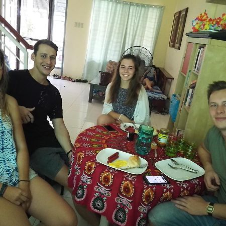 Happy To Mingle Airport Hostel Manila Paranaque City Εξωτερικό φωτογραφία